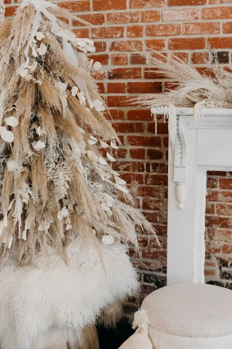 Pampas Grass Christmas Tree, Pampas Grass Christmas, Christmas Tree Inspiration White, Christmas Tree Inspiration Modern, Christmas Tree Inspiration Simple, Pink Pampas Grass, Boho Christmas Tree, Boho Christmas Decor, Bohemian Christmas