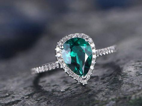 Green Emerald Engagement Ring, Creative Engagement Rings, Sterling Silver Birthstone Ring, Emerald Engagement Ring Green, Emerald Engagement Ring Set, Emerald Ring Vintage, Stacked Wedding Rings, Bracelet Tennis, Pear Shaped Engagement Rings