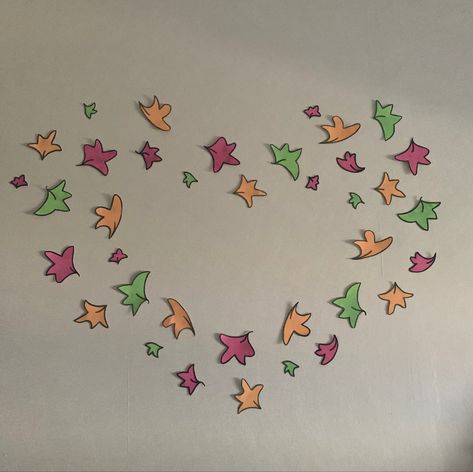 Heartstopper Leaves On Door, Heartstopper Leaves Wall Decor, Heartstopper Room Decor Ideas, Drawings To Put On Your Wall, Heartstopper Leaves, Hellboy Tattoo, Heart Stopper, Bullet Journal School, Amazing Drawings