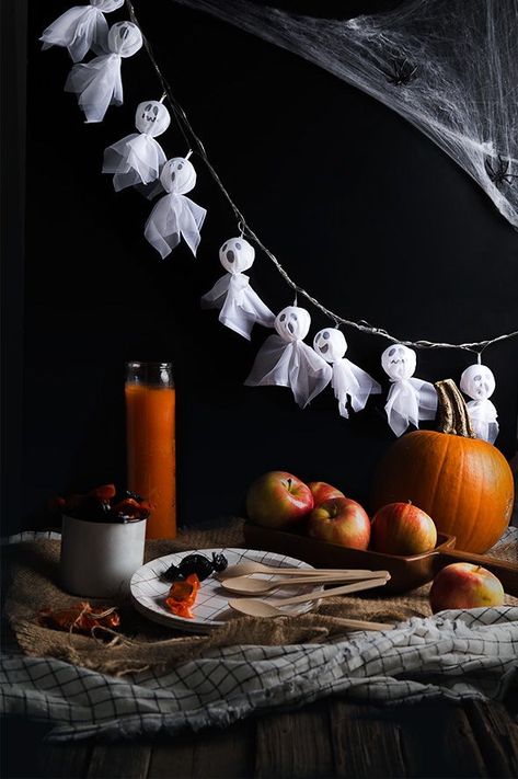 Porta Halloween, Simple Halloween Decor, Table Halloween, Casa Halloween, Ghost Diy, Homemade Halloween Decorations, Ghost Lights, Adornos Halloween, Homemade Halloween