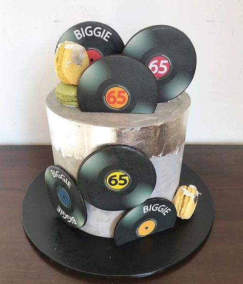 Record Cakes Vinyl, Vinyl Record Cake Ideas, Vinyl Record Birthday Cake, Vinyl Cake Ideas, Vinyl Birthday Cake, Record Player Cake Ideas, Record Cake Ideas, Fan Cake Design, Dj Cake Ideas For Men