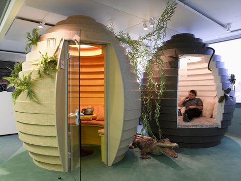 Google's Zurich office, designed by Camenzind Evolution, has egg-shaped meeting rooms. Creative Workspace Office, Google Office, Creative Office Space, Cool Office Space, Office Pods, Best Office, Creative Workspace, Cool Office, Workplace Design