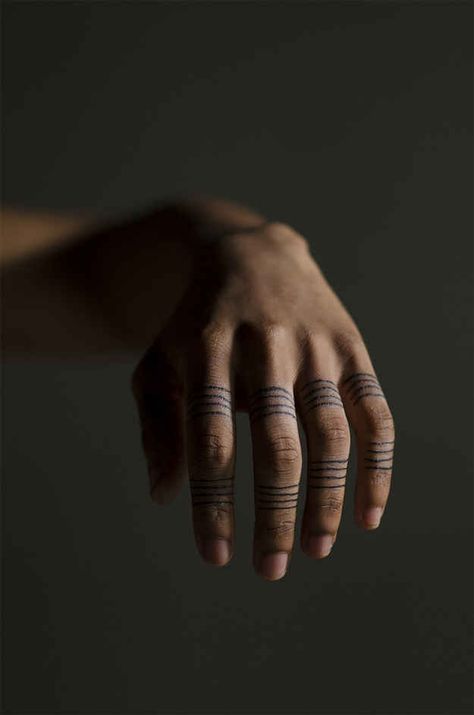 Wrapped Around Fingers | 33 Perfect Places For A Tattoo Tattoo Diy, Finger Tats, Finger Tattoo Designs, Marquesan Tattoos, Diy Tattoo, Hand Tattoo, Pattern Tattoo, Tattoo Placement, Body Modifications