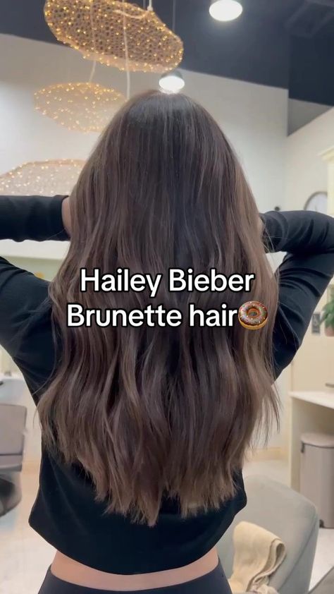 Dimensional Brunette No Bleach, Brunette One Color Hair, Medium Length Ashy Brown Hair, Hailey Bieber Brunette Hair, Natural Brunette Hair Color, Cool Toned Brunette Balayage, Hailey Bieber Brunette, Hailey Bieber Brown Hair, Hailey Bieber Hair Color