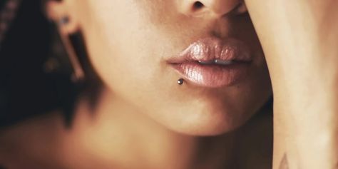 The Labret Piercing: Everything You ... Labret Piercing Jewelry, Lip Piercing Stud, Lower Lip Piercing, Piercing Healing, Canine Bites Piercing, Ashley Piercing, Cheek Piercings, Piercing Lip, Spider Bite Piercing