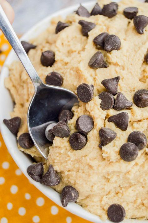 No Bake Chocolate Chip Cookie Dough Banana Cookie Dough Edible, Peanut Butter Cookie Dough Dip, Healthy College Snacks, Banana Recipes Overripe, Muffins Paleo, Butter Cookie Dough, Cookie Dough Recipe, Cookie Dough Dip, Paleo Foods