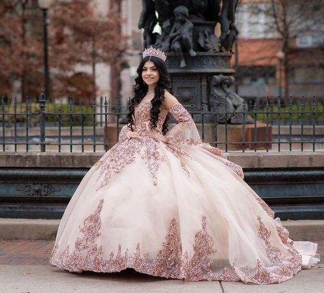 Rose Gold And Gold Quinceanera Dresses, Quincenera Dresses Brown, Blush And Gold Quinceanera Dress, Flower Theme Quinceanera Dresses, Rose Gold Quinceanera Theme Dresses, Rose Gold And White Quinceanera, Gold Pink Quinceanera Dress, Western Quinceanera Ideas Dresses, Quinceanera Dresses For Dark Skin