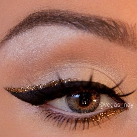 thick black cat eye/winged eye liner with a touch of gold sparkle eye liner on top and bottom. do not like the mascara on the top lashes though.... New Years make up !!! Extreme Make-up, Eyeliner Ideas, Nye Makeup, Gold Eyeliner, Concert Makeup, Eye Glitter, Inspo Makeup, Beauty Corner, Makijaż Smokey Eye