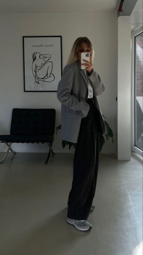 Nb 990, Old Money Shoes, Capsule Wardrobe 2023, Rich Person, Cold Fashion, New Balance Outfit, Fashion Capsule Wardrobe, Scandinavian Fashion, Minimal Outfit