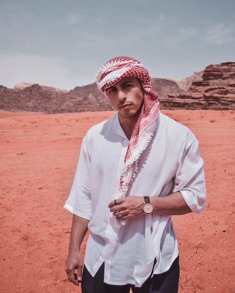 Sahara Desert Outfit Men, Khaleel Aqrabawi, Arabian Nights Outfit, Tourist Pictures, Egypt Outfits, Morocco Trip, Arabian Nights Party, Male Portrait Poses, Trip Outfits