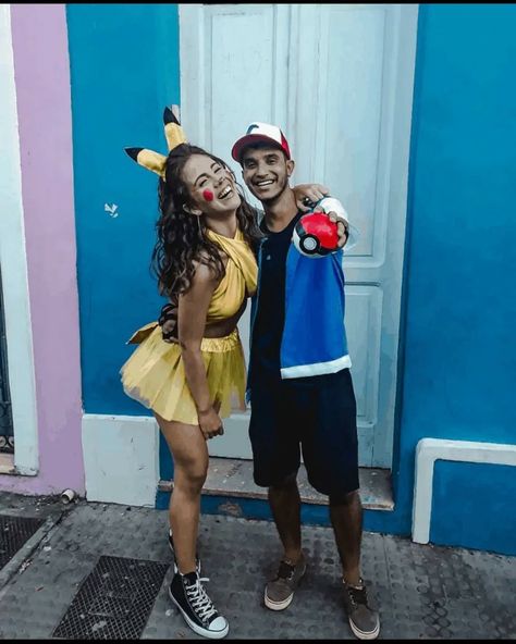 Famous Couple Halloween Costumes, Pikachu Costume Women, Mens Halloween Costumes Diy, Cute Couple Halloween, Partner Costumes, Cartoon Halloween Costumes, Punny Halloween Costumes, Couples Costumes Creative, Carnaval Outfit