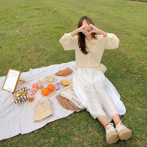 Korean Ulzzang Aesthetic, Skins Cassie, Cottagecore Photoshoot, Forest Picnic, Picnic Outfit Summer, Scenery Forest, Picnic Fashion, Summer Outfit Guide, Kakegurui Yumeko