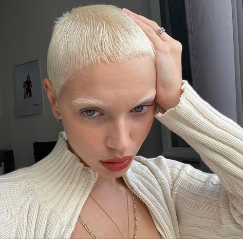 Shaved Blonde, Buzzcut Girl, Buzz Cut Women, Bleached Eyebrows, Girls With Shaved Heads, Buzzed Hair, Red Hair Woman, White Blonde, Short Blonde