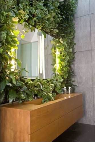 Moldura verde para o espelho do banheiro. Projetado por Joel Sanders Architects, este banheiro é revestido com painéis de plantas modulares.  Fotografia: http://decoholic.org Bathroom With Plants, Wall Climbing Plants, Indoor Vines, Living Bathroom, Artificial Grass Wall, Indoor Plant Wall, Green Sink, Artificial Plant Wall, Vertical Gardens