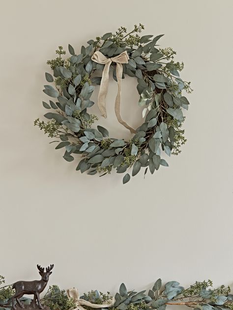 Christmas Wreath On Windows Outdoor, Christmas Wreaths For Windows, Christmas Reef, Frosted Eucalyptus, Diy Christmas Wreaths Ideas, Christmas Wreaths Ideas, Christmas Wreaths Diy Easy, Diy Christmas Wreaths, Dried Flower Wreaths