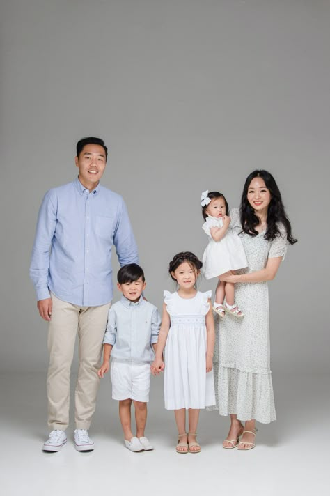 Ads Animation, Family Session Poses, J Photo, Studio Family Portraits, Family Photo Studio, Family Potrait, Mother Baby Photography, Korean Photoshoot, Family Studio Photography