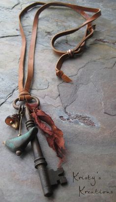 Skeleton Key Crafts Diy, Junk Necklaces, Old Key Crafts, Skeleton Key Jewelry, Key Necklaces, Collar Hippie, Key Crafts, Leather Necklaces, Key Ideas