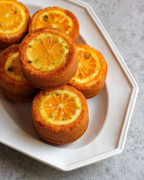 Rice-flour- Orange upside down Mini-cakes ~.~ Mini Orange Cake, International Pastries, Orange Upside Down Cake, Cake Cup, Candied Orange, Orange Marmalade, Orange Cake, Upside Down Cake, French Pastries