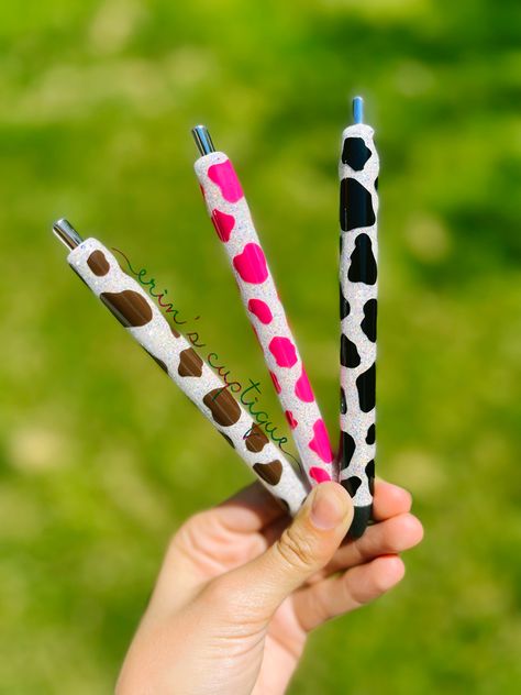 Cow Glitter Pen, Glitter Epoxy Pen Ideas, Tumbler Pens, Glitter Pen Ideas, Glitter Stationary, Custom Ink Pens, Teacher Pens, Pen Gifts, Papermate Inkjoy Gel Pens