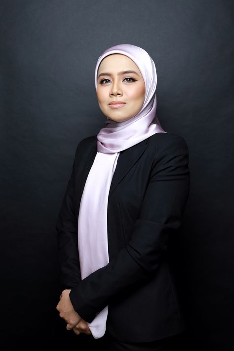 Moodboard Photography, Dies Natalis, Professional Shoot, Business Portrait Photography, Shopify Marketing, Women Portrait, Grad Photoshoot, Business Portrait, Fashion Hijab