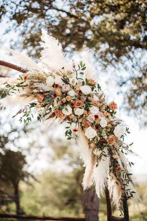 Pampas Grass And Flowers Wedding, Pampas Grass Alter, Fall Wedding Flowers Pampas, Arch Decoration Wedding Boho, Boho Wedding Flower Arch, Pampas And Wildflower Wedding, Boho Arbor Flowers, Fall Wedding Pampas Grass Decor, Pampas Circle Arch