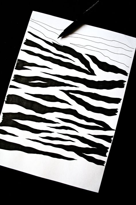 Zebramuster malen Schritt für Schritt - fast fertig - Zebraspider DIY Blog Zebra Party, Craft Work For Kids, New Yorker Cartoons, Anti Fashion, Palette Art, Acrylic Pouring Art, Pouring Art, Painting Drawing, Art Tutorials Drawing