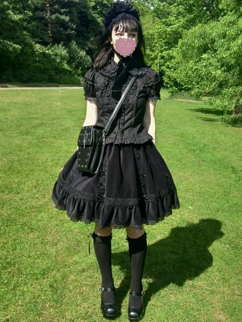 Gothic J Fashion, Goth Doll Outfit, Lotila Fashion, Egl Fashion Gothic, Old School Egl, Japanese Goth Fashion, Goth Lolitas, Maximalist Coquette, Japanese Goth