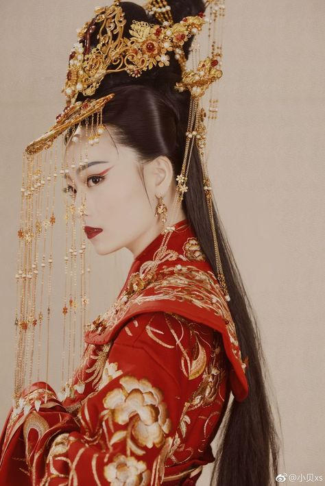 Chinese Queen, Chinese Ancient Clothing, Chinese Empress, Dress Queen, Empress Of China, Ancient Queen, Chinese Traditional Costume, Ancient Chinese Clothing, Chinese Aesthetic