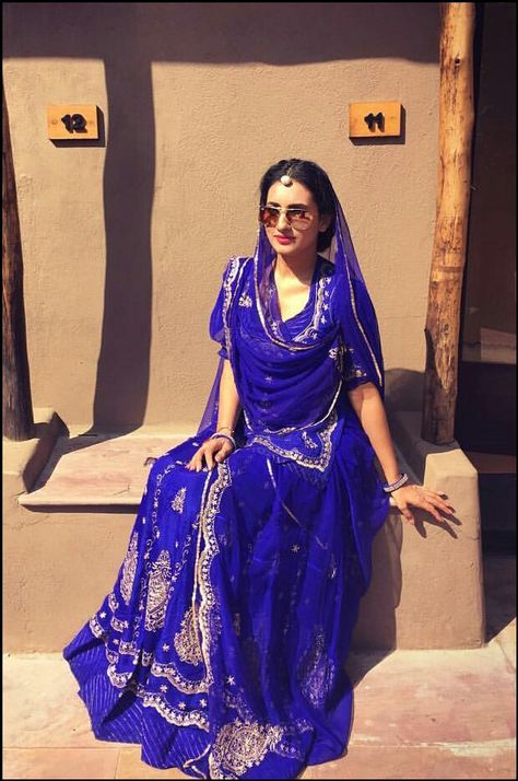 Additi gupta Rajasthani Fashion, Marwadi Dress Pose, Rajput Saree Style, Rajasthani Poshak Look, Rajputi Poshak Photo Poses, Poses In Rajasthani Dress, Rajasthani Dress Poses, Rajasthani Poshak Poses, Rajput Poshak