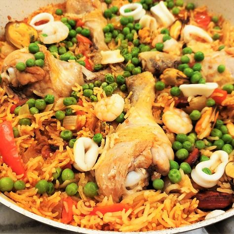 Easy chicken and seafood paella - a one-dish meal - Foodle Club Shrimp Paella Recipe, Seafood Rice Recipe, Shrimp Paella, Mixed Seafood, Juicy Chicken Thighs, Paella Recipe Seafood, Spanish Paella, Seafood Rice, Seafood Mix