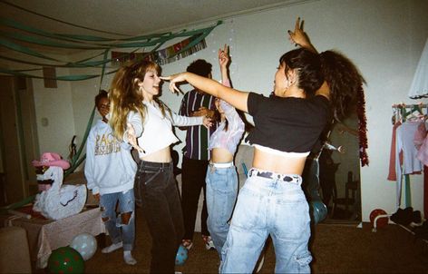 Teenage Years, Summer Dream, Teenage Dream, Coming Of Age, Film Aesthetic, Dance Party, Photo Reference, Film Camera, Friend Pictures