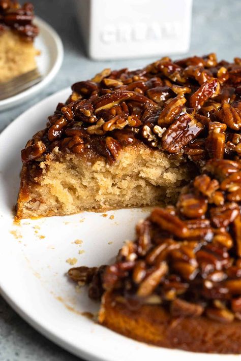 Gluten Free Pecan Upside Down Cake, Praline Pecans Cake Recipe, Pecan Trifle Recipes, Thanksgiving Pecan Cake, Southern Pecan Pound Cake, Pecan Pie Upside Down Cake Recipe, Upside Down Pecan Cake Recipe, Thanksgiving Pastry Desserts, Pecan Pie Cake Recipe Easy