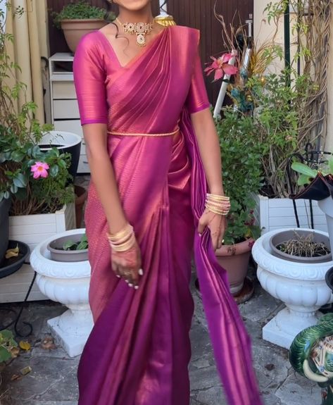 South Indian Sari Look, Blouse Designs For South Indian Saree, South Style Saree, Saree Styles South Indian, Saree Tamil Style, South Indian Fashion Saree, Bollywood Indian Outfits, Tamil Wedding Guest Outfit, South Indian Saree Aesthetic