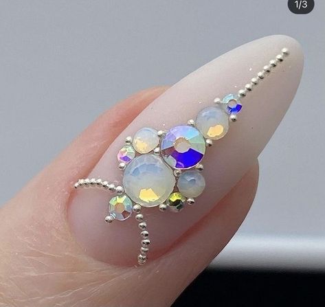 Nail Designs Stones Rhinestones, Stone Nail Designs Art Ideas, Stone Art Nail Designs, Nail Crystal Designs Simple, Gem Nail Art Rhinestones, Nail Art Design With Stones, Nail Swarovski Designs, Nail Crystal Designs Rhinestones, Gem Stone Nail Art