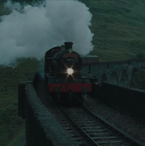 Fic Ideas, Hogwarts Train, Hp Movies, Word Count, Hogwarts Aesthetic, Slytherin Aesthetic, Goblet Of Fire, Hogwarts Express, Harry Potter Aesthetic