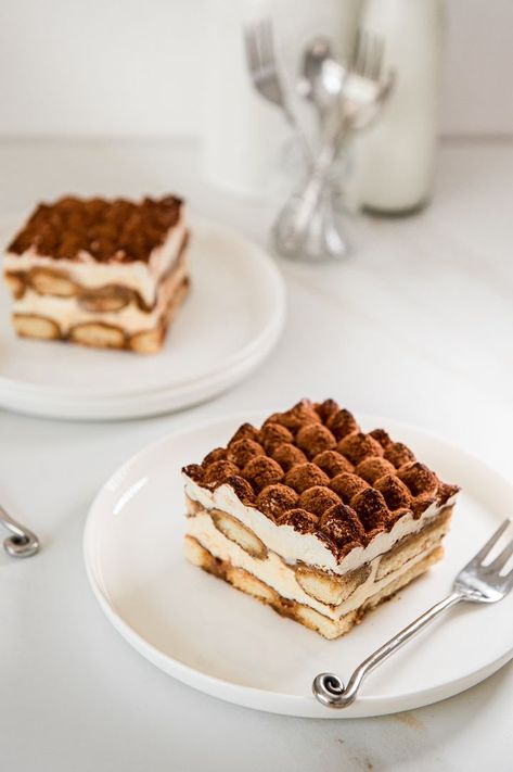 Fancy Tiramisu, White Chocolate Tiramisu, Tiramisu Aesthetic, Mascarpone Mousse, Chocolate Mascarpone, Dessert House, Chocolate Tiramisu, Logo Cake, Drink Inspiration