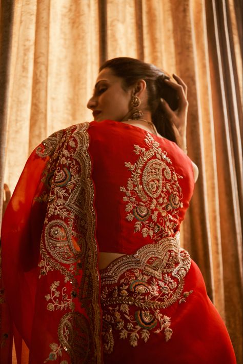 Benaras Saree Blouse Designs Latest, Bandhni Blouse Designs Latest, Gold Blouses, Luxury Saree, Silk Saree Bridal, Latest Blouse Designs, Saree Wearing Styles, Fashionable Saree Blouse Designs, Pearl Embroidery