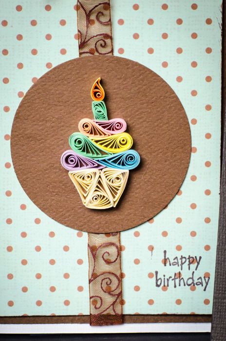 Cupcake de cumpleaños filigrana/quilling                                                                                                                                                                                 Más Quilled Birthday Cards Ideas, Quilling Birthday Cards For Women, Quilling Cake, Quilling Birthday Cards, Quilling Design, Quilling Supplies, Paper Quilling Tutorial, Paper Quilling For Beginners, Paper Quilling Cards