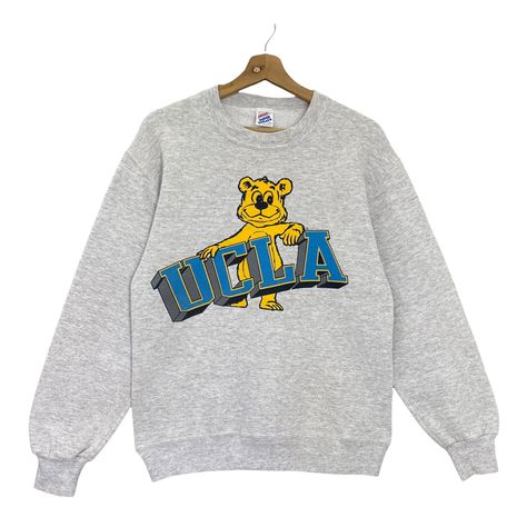 Vintage School Shirts, College Merch Ideas, Vintage College Shirts, School Tshirt Designs, Ucla Sweatshirt, Los Angeles Sweatshirt, Vintage College Sweatshirts, Swag Shirts, College Merch