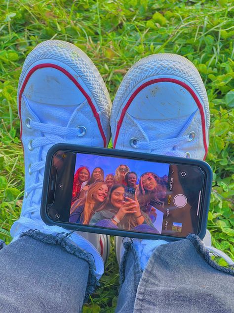 Group Picture Poses, Photographie Indie, Photos Bff, Estilo Indie, Shotting Photo, Photographie Portrait Inspiration, Indie Girl, 사진 촬영 포즈, Best Friends Shoot