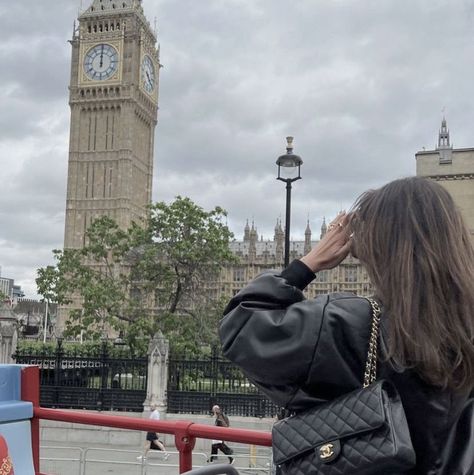 London Downtown, London Girl Aesthetic, White Cherry Blossom, Chanel Outfit, London Baby, City Trip, London Uk, West London, City Girl