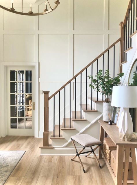 Wainscoting Ideas Entryway, Decoration Cage Escalier, Stairway Accent Wall, Staircase Accent Wall, Foyer Accent Wall, Stairwell Accent Wall, Stairwell Wall, Painting Shiplap, Staircase Wall Decor