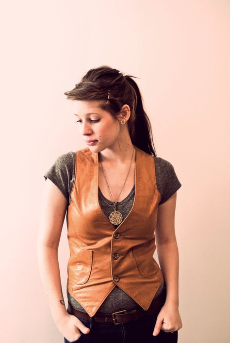 love this brown leather vest Leather Vest Outfit, Brown Leather Vest, Vest Outfits For Women, Leather Garments, Leather Waistcoat, Designer Leather Jackets, Black Leather Vest, Estilo Chic, Vest Outfits