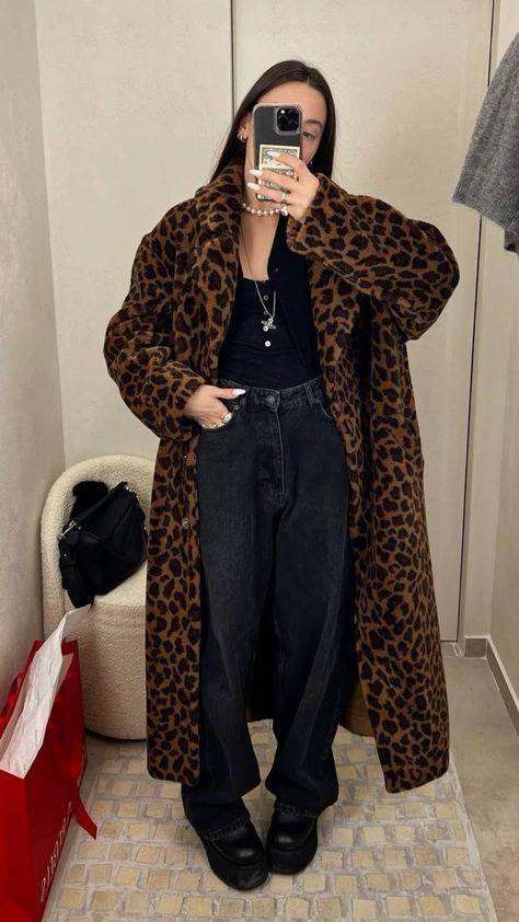 Leopard Print Coat Outfit, Leopard Coat Outfit, Leopard Print Outfits, Leopard Coat, Daily Outfit Inspiration, Winter 23, Coat Outfit, Turkish Fashion, Looks Black