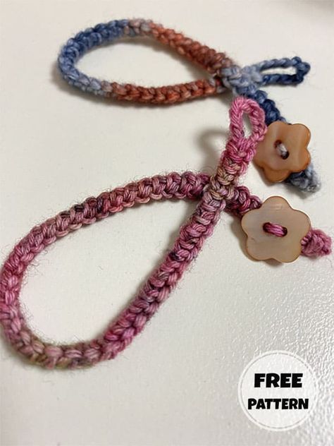 Crochet Button Bracelet, Crochet Patterns Bracelets, Crocheted Friendship Bracelets, Free Crochet Jewelry Patterns, Crochet Patterns For Gifts, Free Crochet Bracelet Patterns, Crochet Bracelets Free Pattern, Easy Crochet Bracelet, Crochet Bracelet Free Pattern