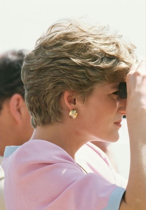 Diana Haircut, Princess Diana Hair, Pixie Haircut Ideas, Medium Shag Haircuts, Short Sassy Haircuts, Princess Diana Photos, Princess Diana Pictures, Princes Diana, Short Choppy Hair