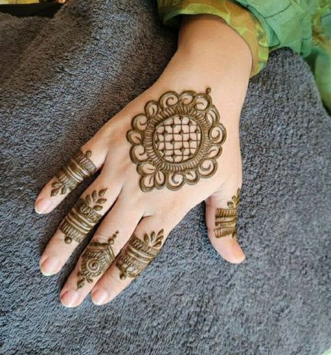 Simple Circular Mehndi Designs, Circular Mehndi Designs, Simple Henna Art, New Henna Designs, Cupcakes Wallpaper, Beautiful Simple Mehndi Design, Simple Mehandi, Latest Arabic Mehndi Designs, Henna Inspo