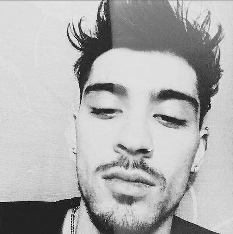 Zayn Selfie, Zayn Malik Aesthetic, Malik One Direction, Zayn Malik Photos, Zayn Malik Pics, 1d Imagines, Slim Shady, Boys Haircuts, Pop Singers