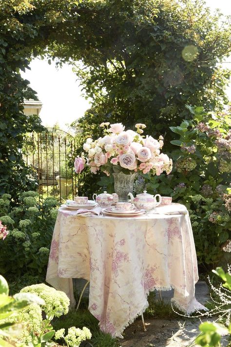 Loveshackfancy Tea Party, La Vie En Rose Wedding, La Vie En Rose Aesthetic, Covered Backyard, Wonderland Aesthetic, Tea Party Table, Table Scapes, Tea Party Garden, Tea Party Birthday