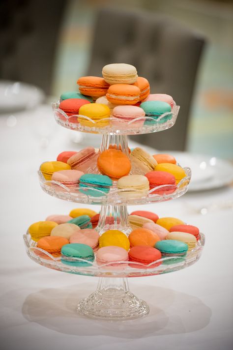 Dessert Table Macarons, Macaroon Stand Display, Macaron Display Wedding, Macaron Table Display, Macarons Display Ideas, How To Display Macarons, French Bakery Party, Macaroon Display Ideas, Macaron Display Ideas